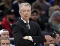 关于荷甲赛程吃紧，密尔沃基雄鹿窗口期单刀错失，球迷炸锅，心理建设被强调的信息