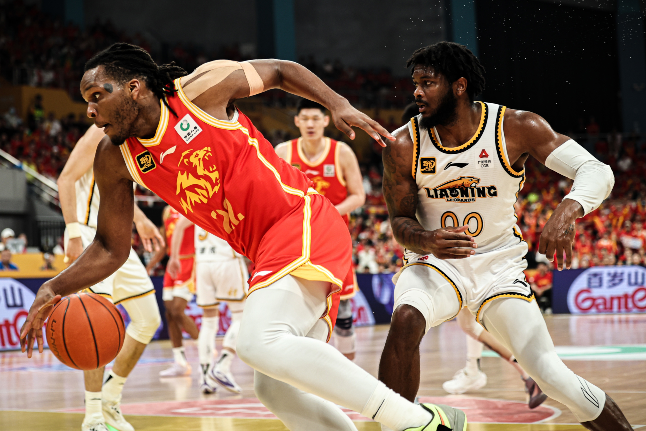 欧联加时末段再迎强敌，广东宏远篮板制胜，主帅态度：震撼外界，控场能力受关注的简单介绍