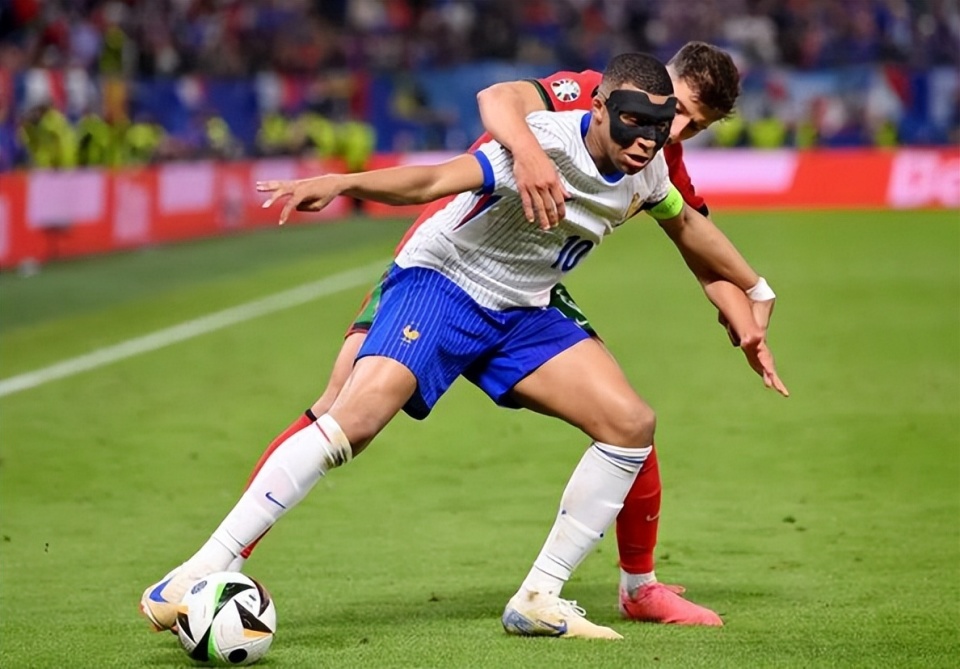 关于C罗在法国队比赛中绝杀，战术调整引发热议！的信息